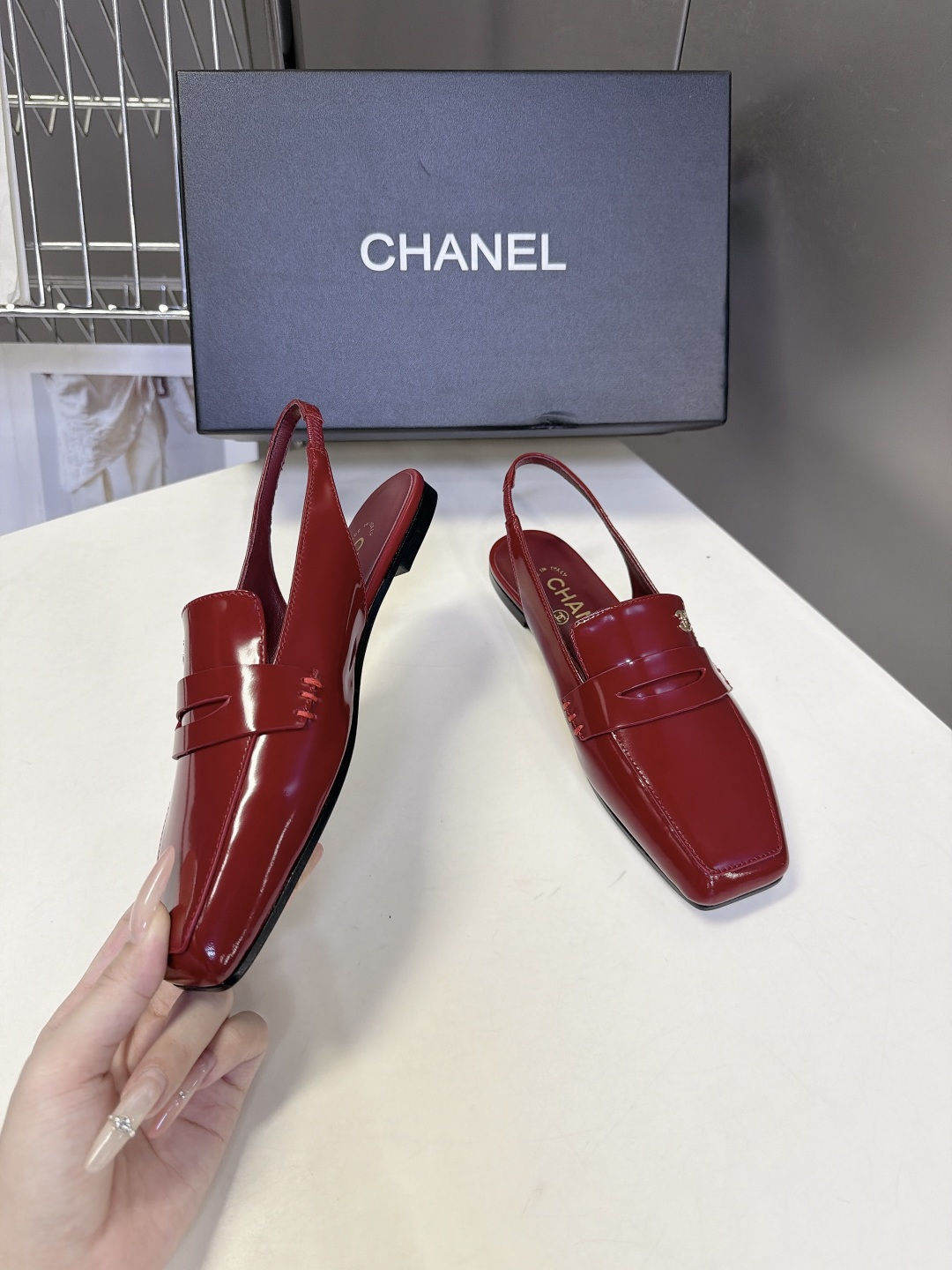 CHANEL香奈儿最新款后绊带乐福穆勒平底鞋 超多明星网红种草 方头后空slingback穆勒款式 融合经典便士乐福鞋的