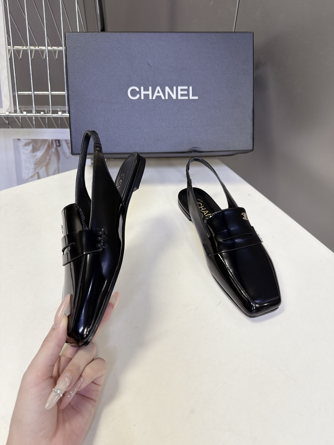CHANEL香奈儿最新款后绊带乐福穆勒平底鞋 超多明星网红种草 方头后空slingback穆勒款式 融合经典便士乐福鞋的 CHANEL香奈儿最新款后绊带乐福穆勒平底鞋 超多明星网红种草 方头后空slingback穆勒款式 融合经典便士乐福鞋的