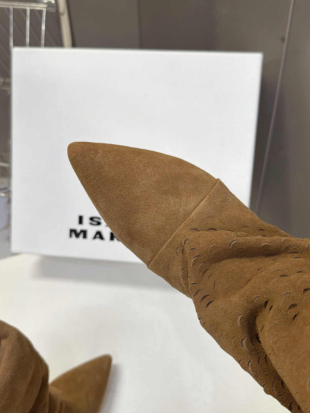 Isabel Marant伊莎贝尔最新款Lomero翻领褶皱细跟短靴 超多明星网红种草 品牌标志性法式慵懒风堆褶短靴 主 Isabel Marant伊莎贝尔最新款Lomero翻领褶皱细跟短靴 超多明星网红种草 品牌标志性法式慵懒风堆褶短靴 主