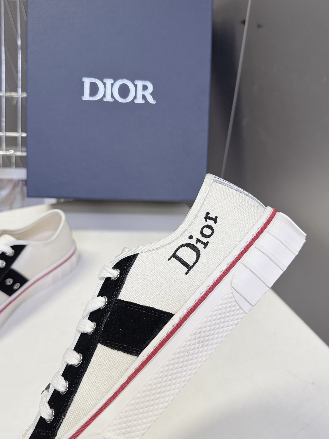 Dior迪奥最新情侣款低帮帆布鞋 休闲鞋 超多明星网红种草 延续复古工装帆布鞋轮廓 硬质橡胶贝壳鞋头 防护同时复刻复古工