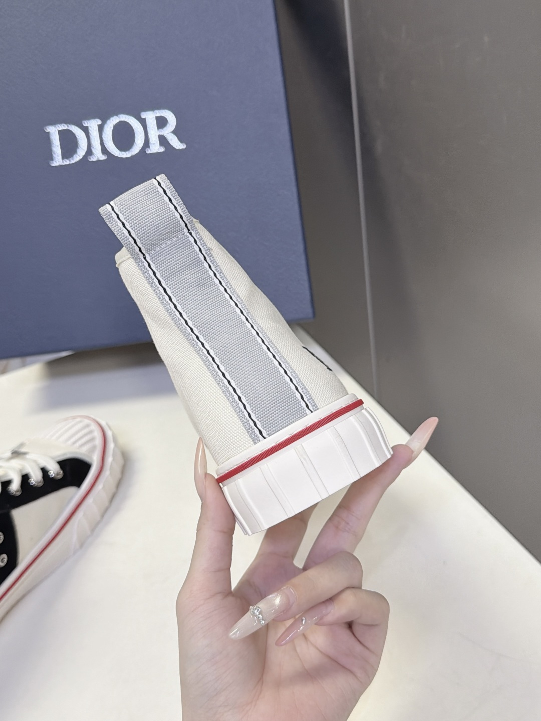 Dior迪奥最新情侣款高帮帆布鞋 超多明星网红种草 延续复古工装帆布鞋轮廓 硬质橡胶贝壳鞋头 防护同时复刻复古工装鞋造型