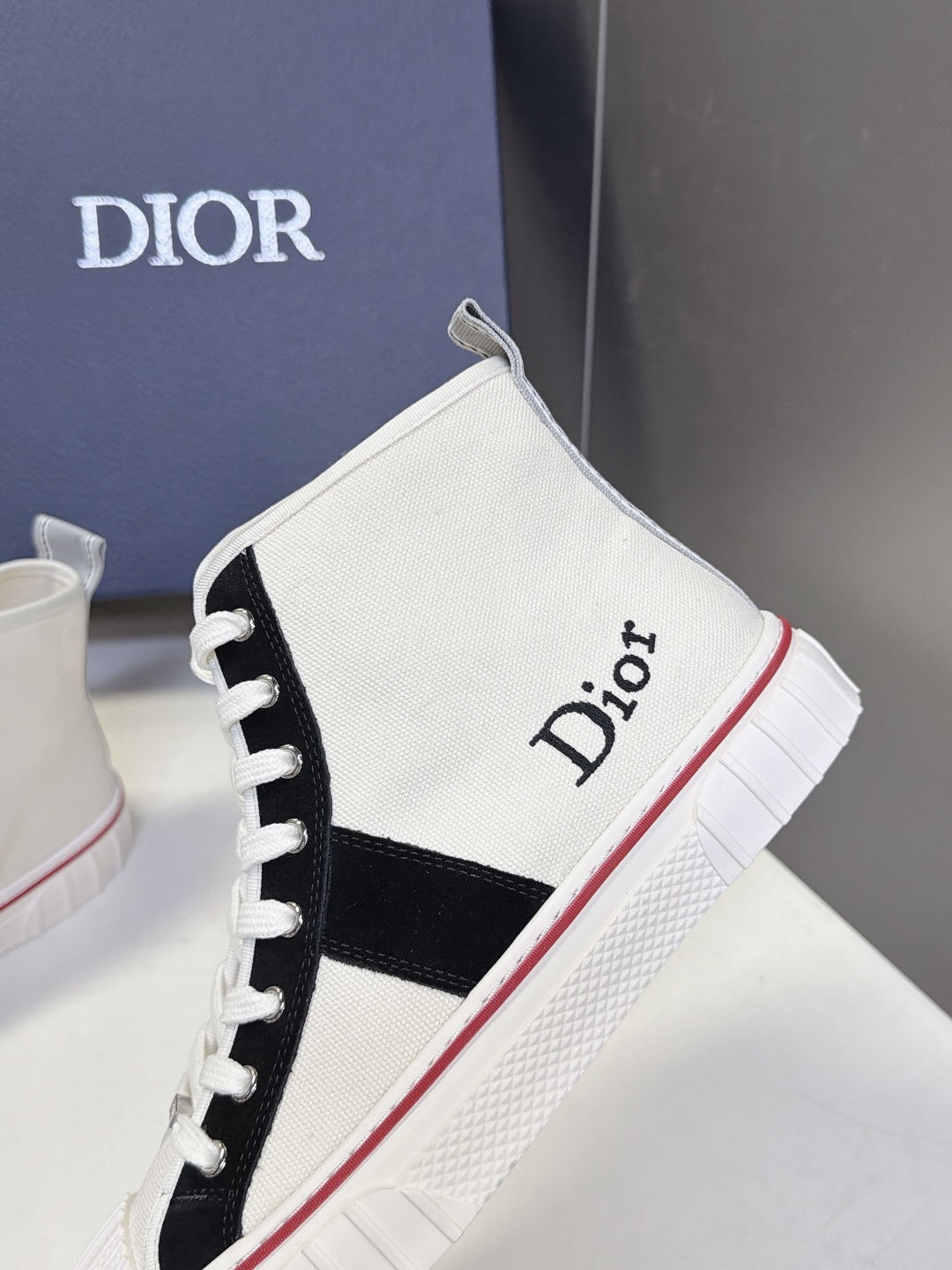 Dior迪奥最新情侣款高帮帆布鞋 超多明星网红种草 延续复古工装帆布鞋轮廓 硬质橡胶贝壳鞋头 防护同时复刻复古工装鞋造型