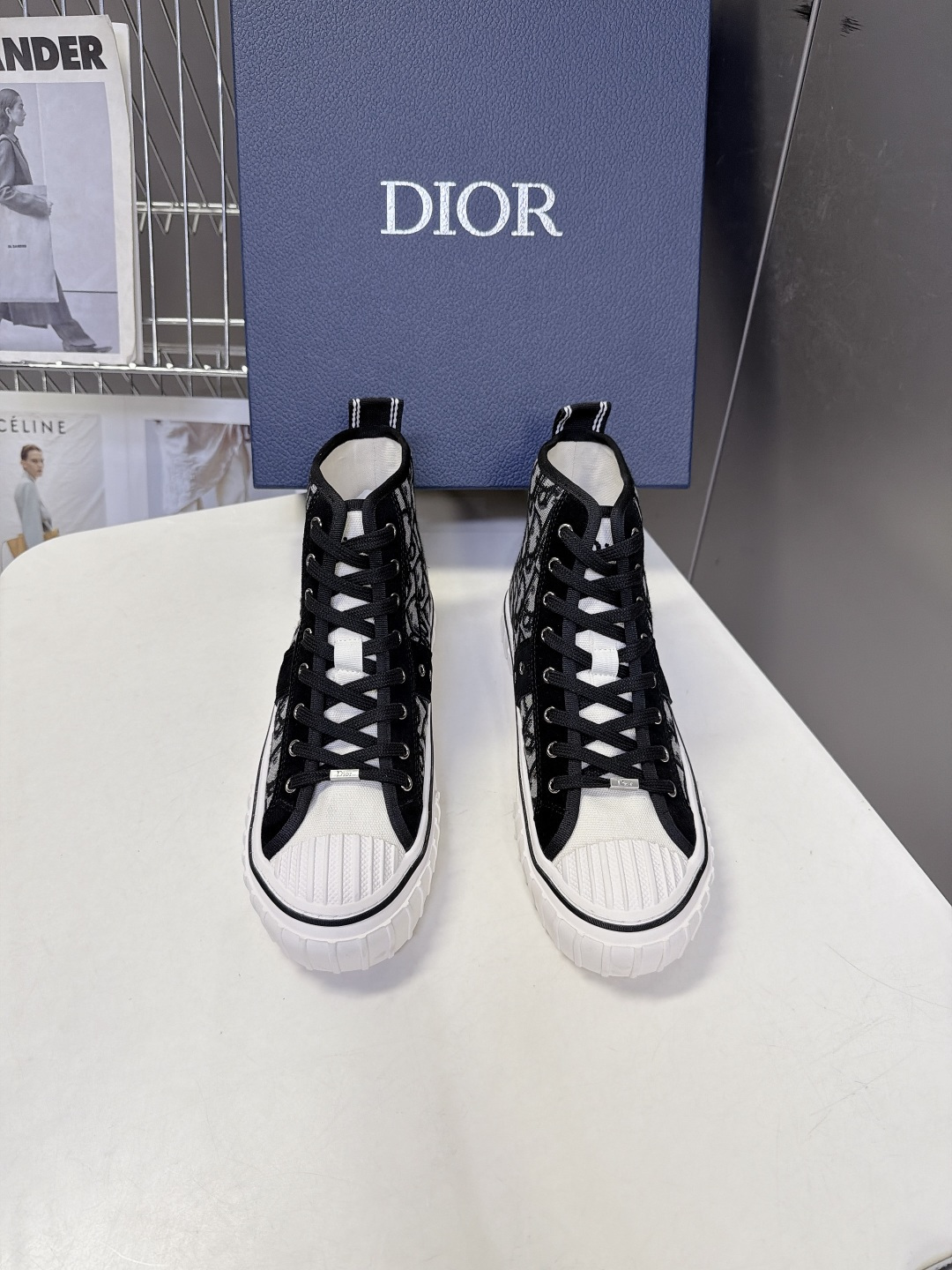 Dior迪奥最新情侣款高帮帆布鞋 超多明星网红种草 延续复古工装帆布鞋轮廓 硬质橡胶贝壳鞋头 防护同时复刻复古工装鞋造型 Dior迪奥最新情侣款高帮帆布鞋 超多明星网红种草 延续复古工装帆布鞋轮廓 硬质橡胶贝壳鞋头 防护同时复刻复古工装鞋造型