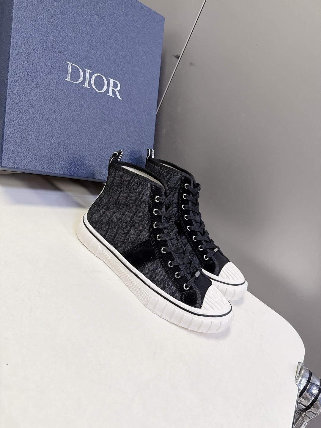 Dior迪奥最新情侣款高帮帆布鞋 超多明星网红种草 延续复古工装帆布鞋轮廓 硬质橡胶贝壳鞋头 防护同时复刻复古工装鞋造型 Dior迪奥最新情侣款高帮帆布鞋 超多明星网红种草 延续复古工装帆布鞋轮廓 硬质橡胶贝壳鞋头 防护同时复刻复古工装鞋造型