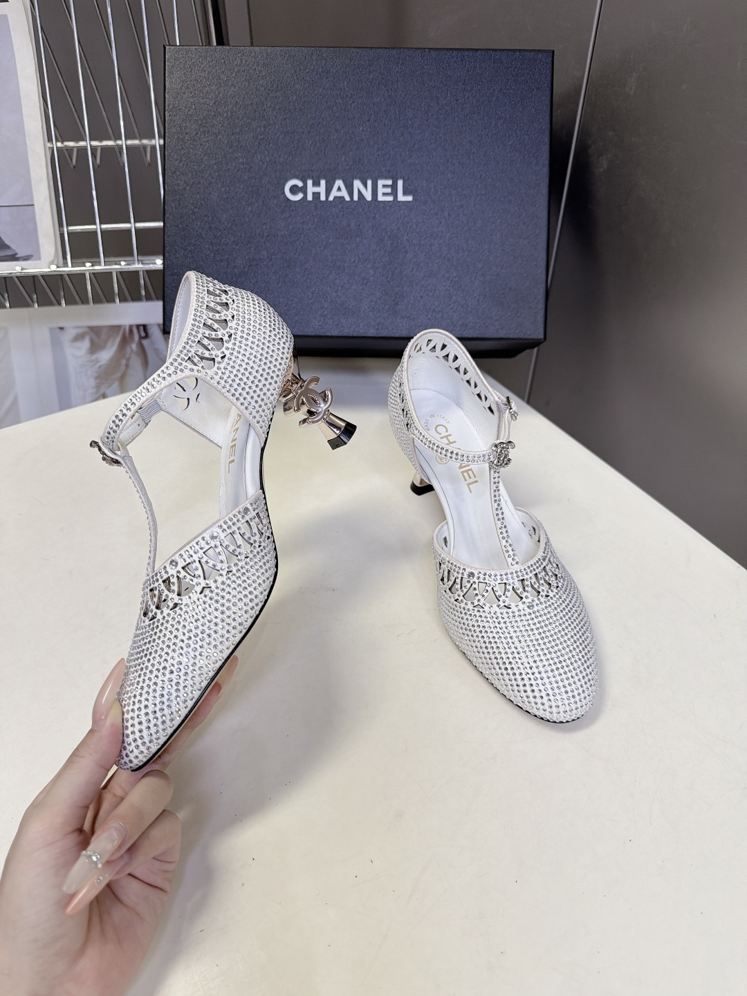 CHANEL香奈儿T型带满钻镂空高跟玛丽珍鞋 超多明星网红种草 香奈儿晚宴风T字带中空高跟鞋 属于礼服款精致女鞋 复古圆 CHANEL香奈儿T型带满钻镂空高跟玛丽珍鞋 超多明星网红种草 香奈儿晚宴风T字带中空高跟鞋 属于礼服款精致女鞋 复古圆