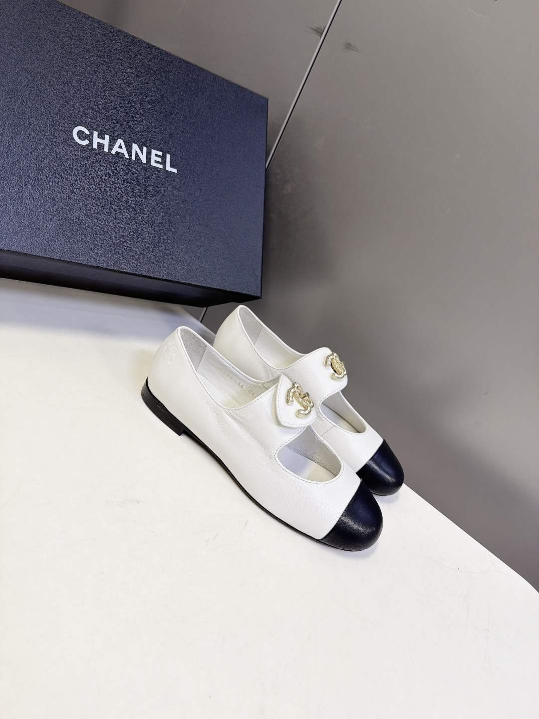 CHANEL香奈儿最新款双C玛丽珍平底鞋 超多明星网红种草 香奈儿新款复古玛丽珍单鞋 延续品牌经典双色拼头设计 芭蕾风与 CHANEL香奈儿最新款双C玛丽珍平底鞋 超多明星网红种草 香奈儿新款复古玛丽珍单鞋 延续品牌经典双色拼头设计 芭蕾风与