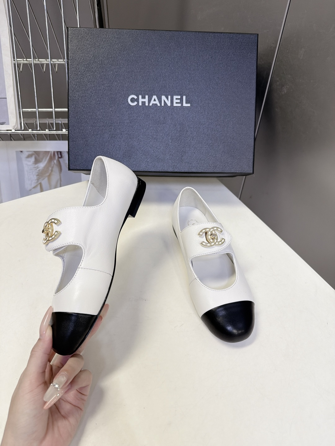 CHANEL香奈儿最新款双C玛丽珍平底鞋 超多明星网红种草 香奈儿新款复古玛丽珍单鞋 延续品牌经典双色拼头设计 芭蕾风与 CHANEL香奈儿最新款双C玛丽珍平底鞋 超多明星网红种草 香奈儿新款复古玛丽珍单鞋 延续品牌经典双色拼头设计 芭蕾风与