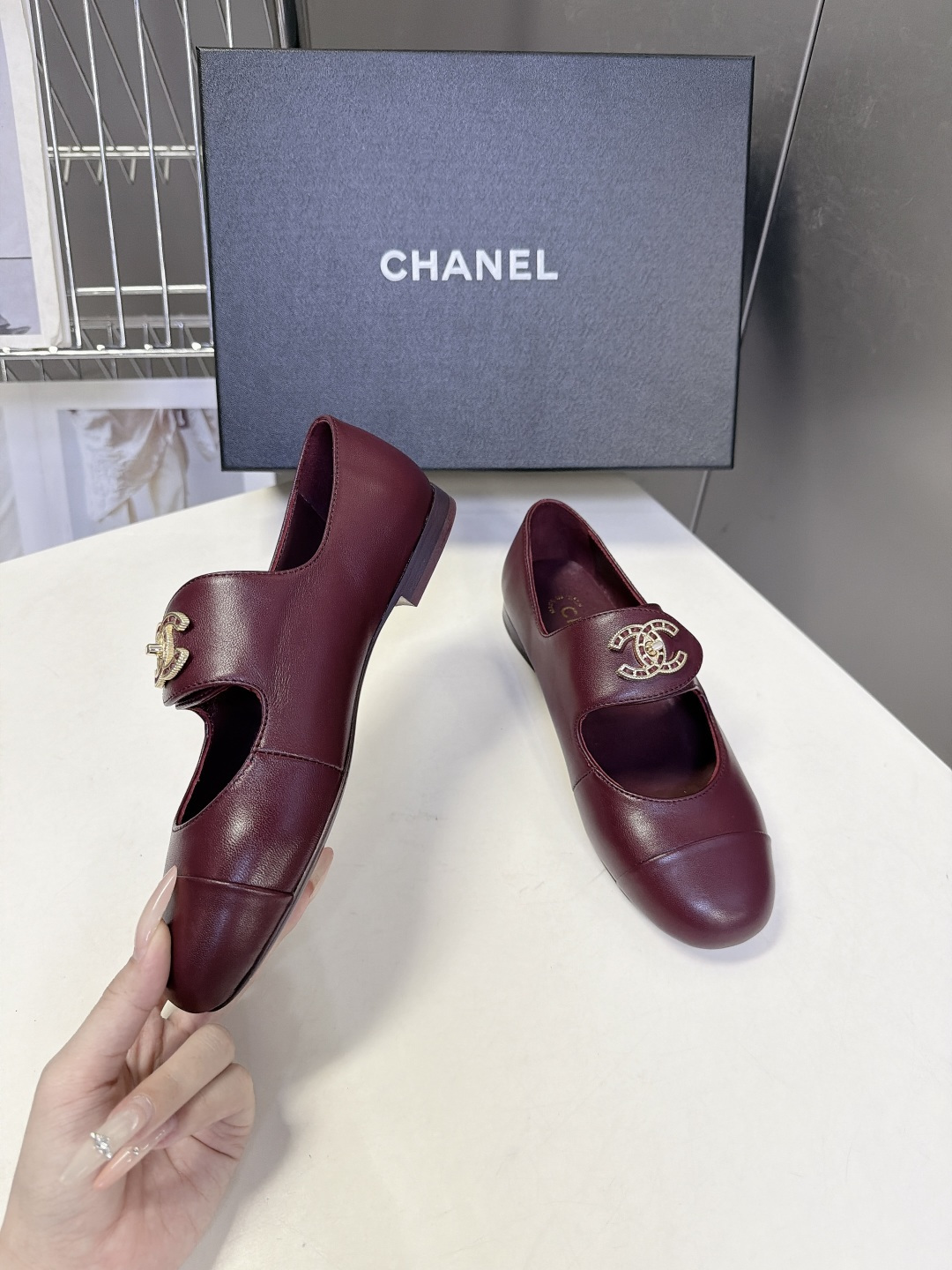CHANEL香奈儿最新款双C玛丽珍平底鞋 超多明星网红种草 香奈儿新款复古玛丽珍单鞋 延续品牌经典双色拼头设计 芭蕾风与 CHANEL香奈儿最新款双C玛丽珍平底鞋 超多明星网红种草 香奈儿新款复古玛丽珍单鞋 延续品牌经典双色拼头设计 芭蕾风与