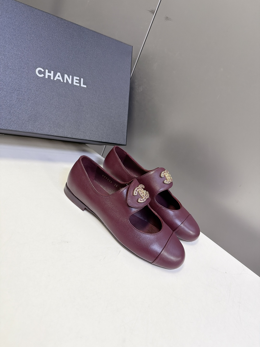 CHANEL香奈儿最新款双C玛丽珍平底鞋 超多明星网红种草 香奈儿新款复古玛丽珍单鞋 延续品牌经典双色拼头设计 芭蕾风与 CHANEL香奈儿最新款双C玛丽珍平底鞋 超多明星网红种草 香奈儿新款复古玛丽珍单鞋 延续品牌经典双色拼头设计 芭蕾风与