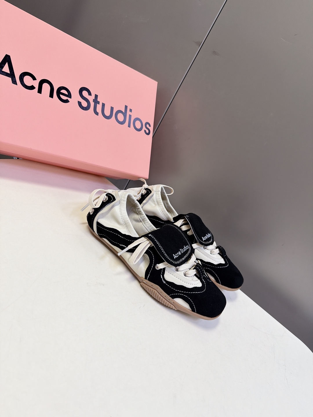 Acne Studios春夏最新款复古芭蕾鞋 超多明星网红种草 重塑经典芭蕾舞鞋轮廓,将芭蕾的浪漫优雅与街头休闲感结合 Acne Studios春夏最新款复古芭蕾鞋 超多明星网红种草 重塑经典芭蕾舞鞋轮廓,将芭蕾的浪漫优雅与街头休闲感结合