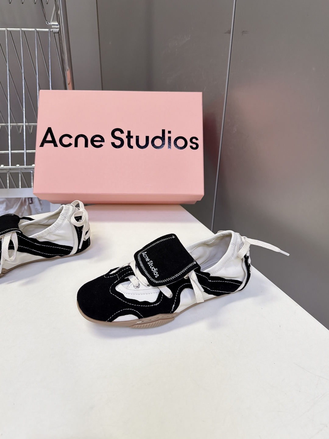 Acne Studios春夏最新款复古芭蕾鞋 超多明星网红种草 重塑经典芭蕾舞鞋轮廓,将芭蕾的浪漫优雅与街头休闲感结合 Acne Studios春夏最新款复古芭蕾鞋 超多明星网红种草 重塑经典芭蕾舞鞋轮廓,将芭蕾的浪漫优雅与街头休闲感结合