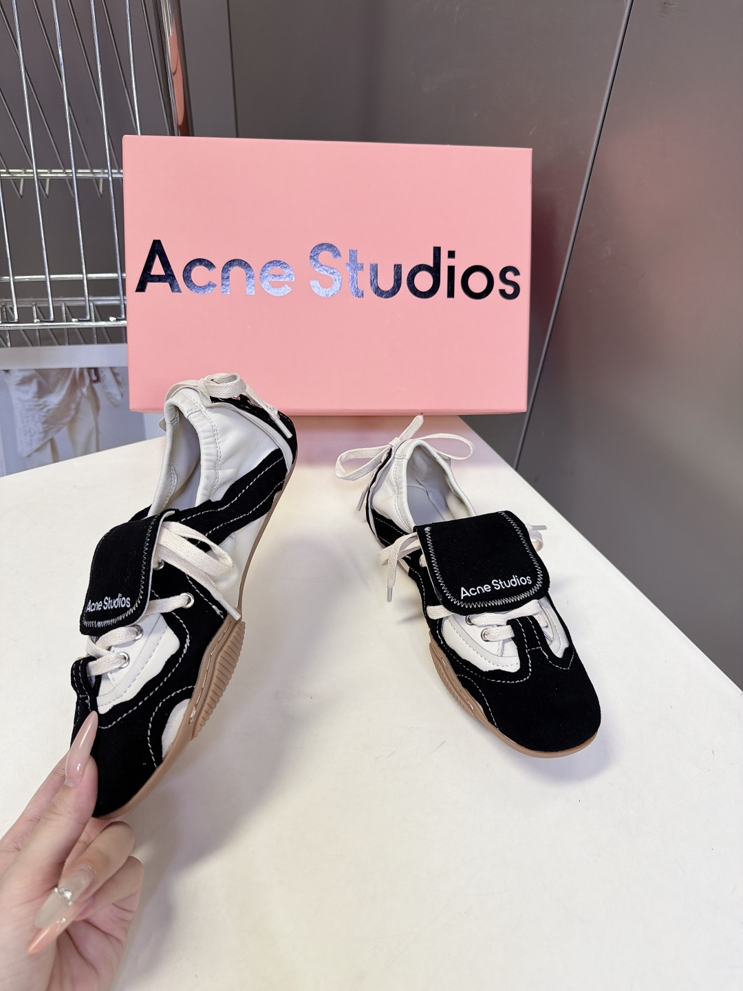 Acne Studios春夏最新款复古芭蕾鞋 超多明星网红种草 重塑经典芭蕾舞鞋轮廓,将芭蕾的浪漫优雅与街头休闲感结合 Acne Studios春夏最新款复古芭蕾鞋 超多明星网红种草 重塑经典芭蕾舞鞋轮廓,将芭蕾的浪漫优雅与街头休闲感结合