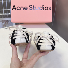 Acne Studios春夏最新款复古芭蕾鞋 超多明星网红种草 重塑经典芭蕾舞鞋轮廓,将芭蕾的浪漫优雅与街头休闲感结合 Acne Studios春夏最新款复古芭蕾鞋 超多明星网红种草 重塑经典芭蕾舞鞋轮廓,将芭蕾的浪漫优雅与街头休闲感结合