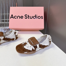 Acne Studios春夏最新款复古芭蕾鞋 超多明星网红种草 重塑经典芭蕾舞鞋轮廓,将芭蕾的浪漫优雅与街头休闲感结合 Acne Studios春夏最新款复古芭蕾鞋 超多明星网红种草 重塑经典芭蕾舞鞋轮廓,将芭蕾的浪漫优雅与街头休闲感结合