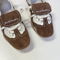 Acne Studios春夏最新款复古芭蕾鞋 超多明星网红种草 重塑经典芭蕾舞鞋轮廓,将芭蕾的浪漫优雅与街头休闲感结合 Acne Studios春夏最新款复古芭蕾鞋 超多明星网红种草 重塑经典芭蕾舞鞋轮廓,将芭蕾的浪漫优雅与街头休闲感结合