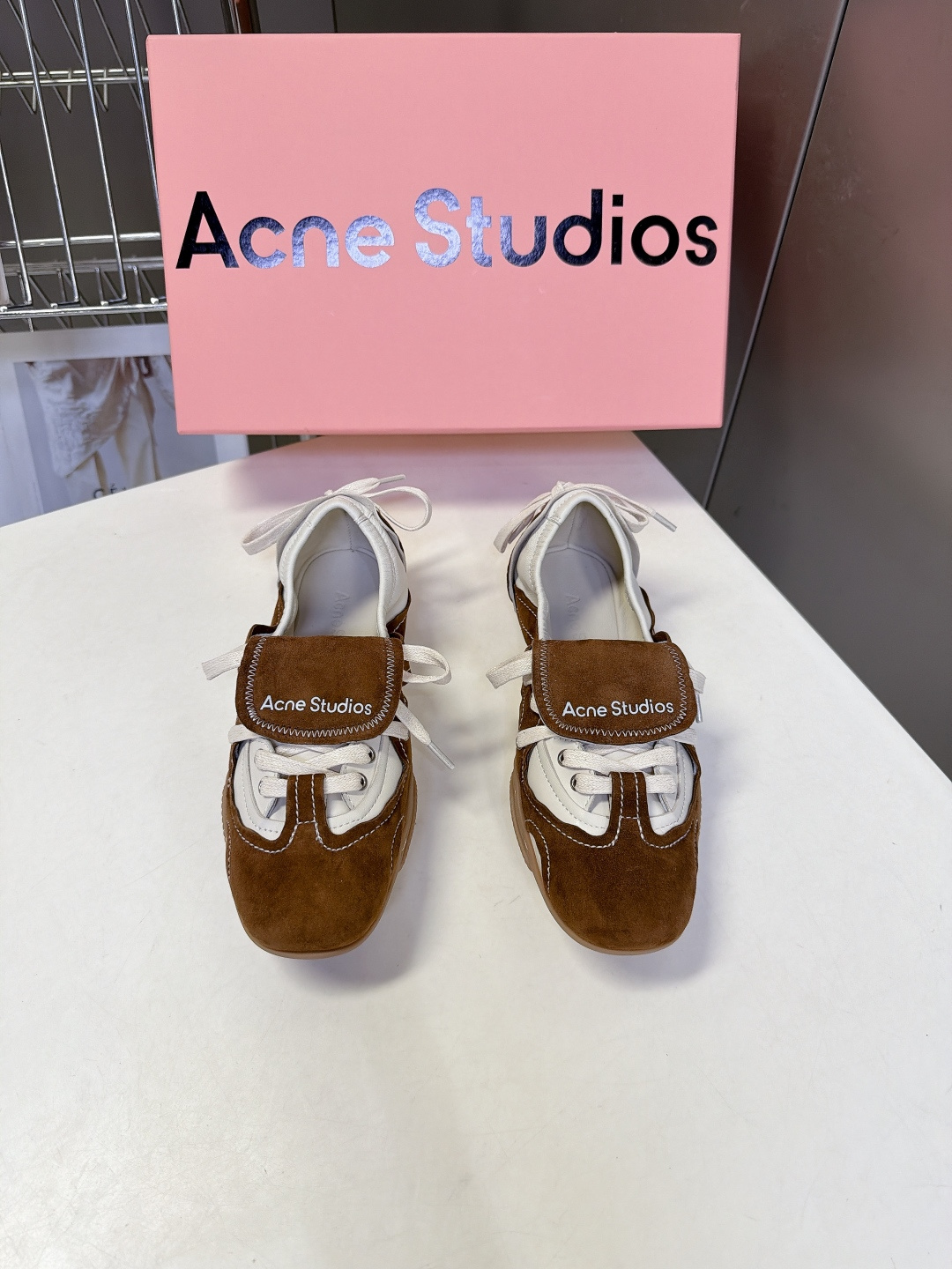 Acne Studios春夏最新款复古芭蕾鞋 超多明星网红种草 重塑经典芭蕾舞鞋轮廓,将芭蕾的浪漫优雅与街头休闲感结合 Acne Studios春夏最新款复古芭蕾鞋 超多明星网红种草 重塑经典芭蕾舞鞋轮廓,将芭蕾的浪漫优雅与街头休闲感结合