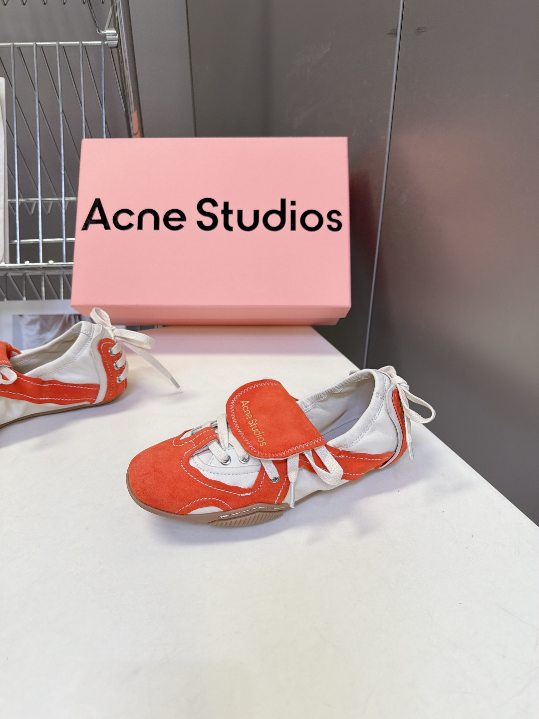 Acne Studios春夏最新款复古芭蕾鞋  超多明星网红种草 重塑经典芭蕾舞鞋轮廓，将芭蕾的浪漫优雅与街头休闲感结合