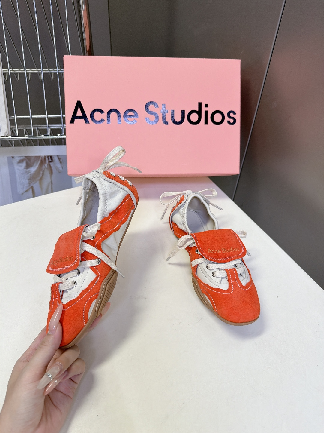 Acne Studios春夏最新款复古芭蕾鞋  超多明星网红种草 重塑经典芭蕾舞鞋轮廓，将芭蕾的浪漫优雅与街头休闲感结合