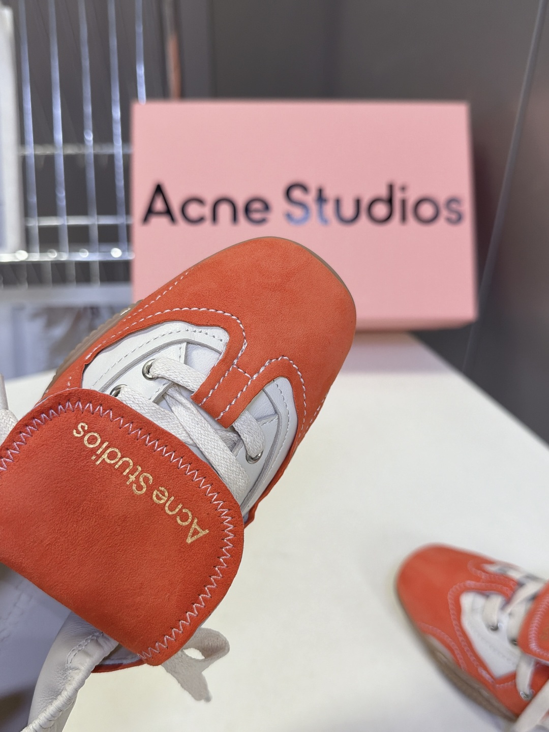 Acne Studios春夏最新款复古芭蕾鞋  超多明星网红种草 重塑经典芭蕾舞鞋轮廓，将芭蕾的浪漫优雅与街头休闲感结合