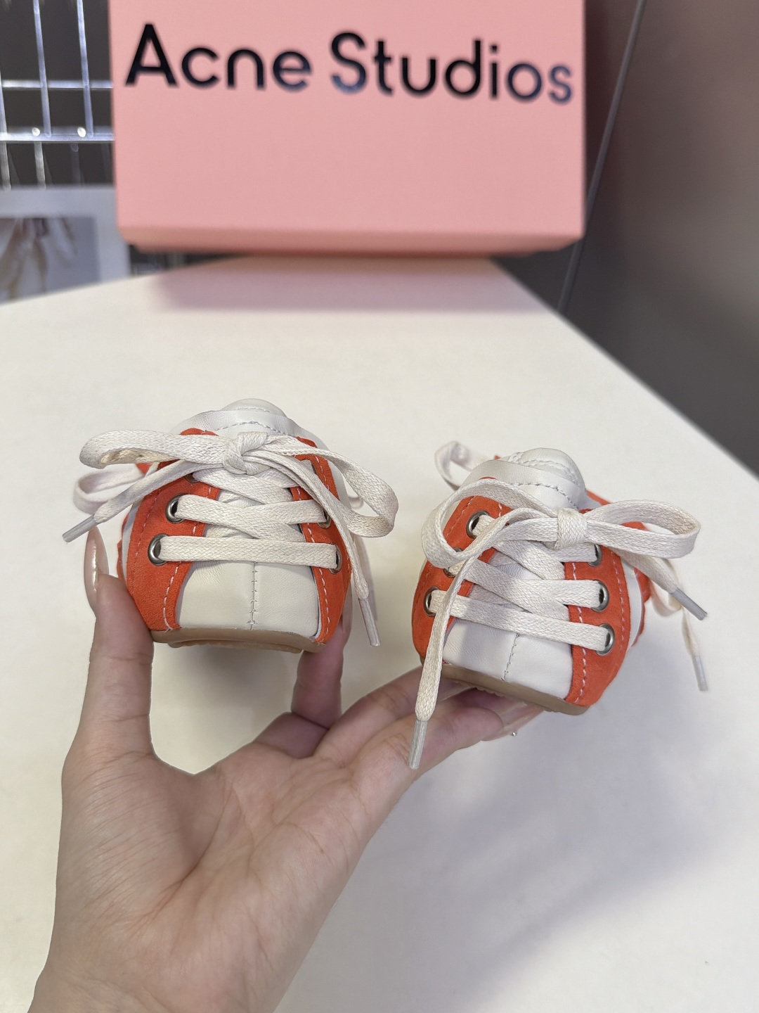Acne Studios春夏最新款复古芭蕾鞋  超多明星网红种草 重塑经典芭蕾舞鞋轮廓，将芭蕾的浪漫优雅与街头休闲感结合