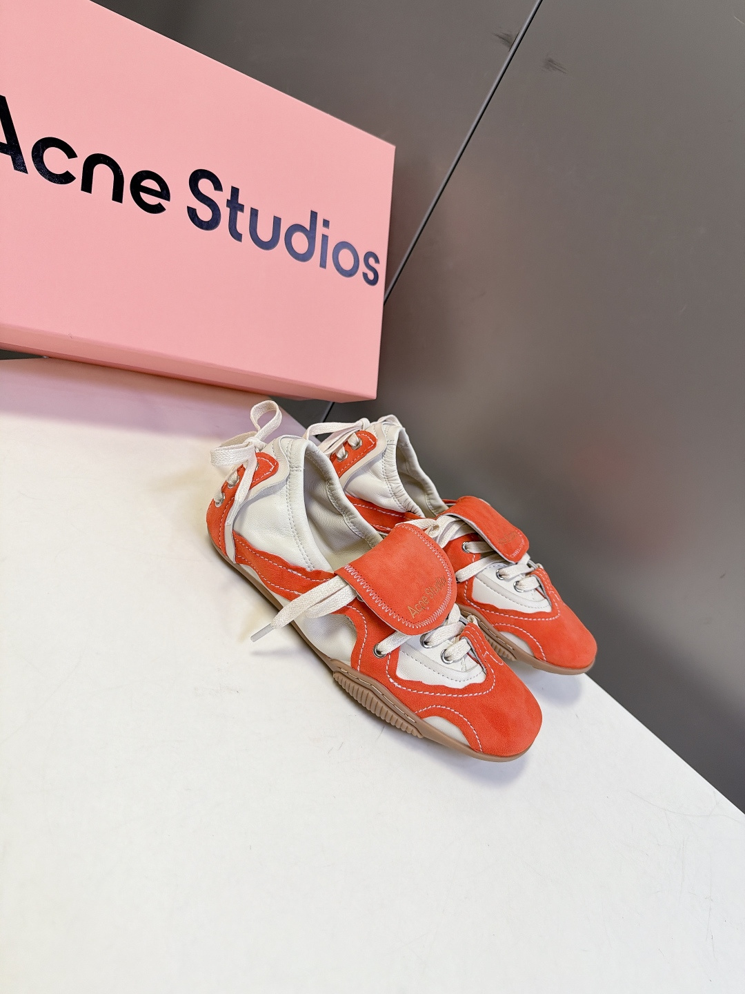 Acne Studios春夏最新款复古芭蕾鞋  超多明星网红种草 重塑经典芭蕾舞鞋轮廓，将芭蕾的浪漫优雅与街头休闲感结合