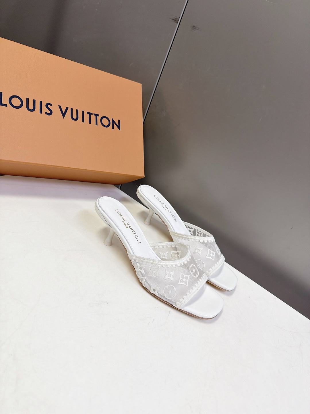 Louis Vuitton路易威登夏季女士网纱刺绣猫跟凉拖 Louis Vuitton路易威登夏季女士网纱刺绣猫跟凉拖