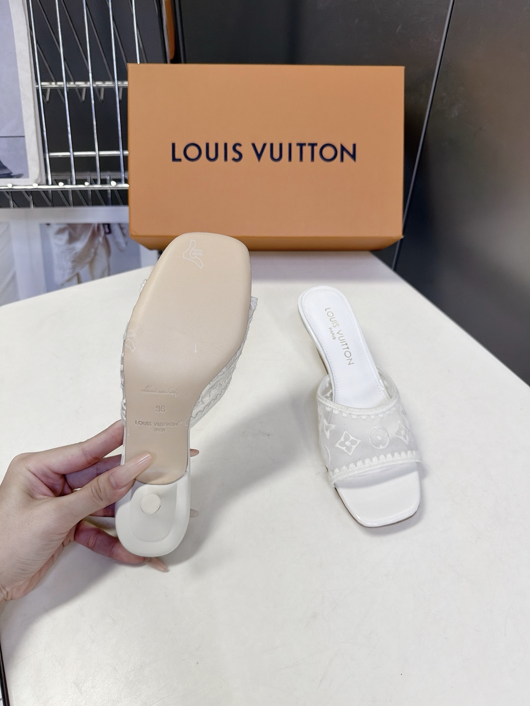 Louis Vuitton路易威登夏季女士网纱刺绣猫跟凉拖 Louis Vuitton路易威登夏季女士网纱刺绣猫跟凉拖