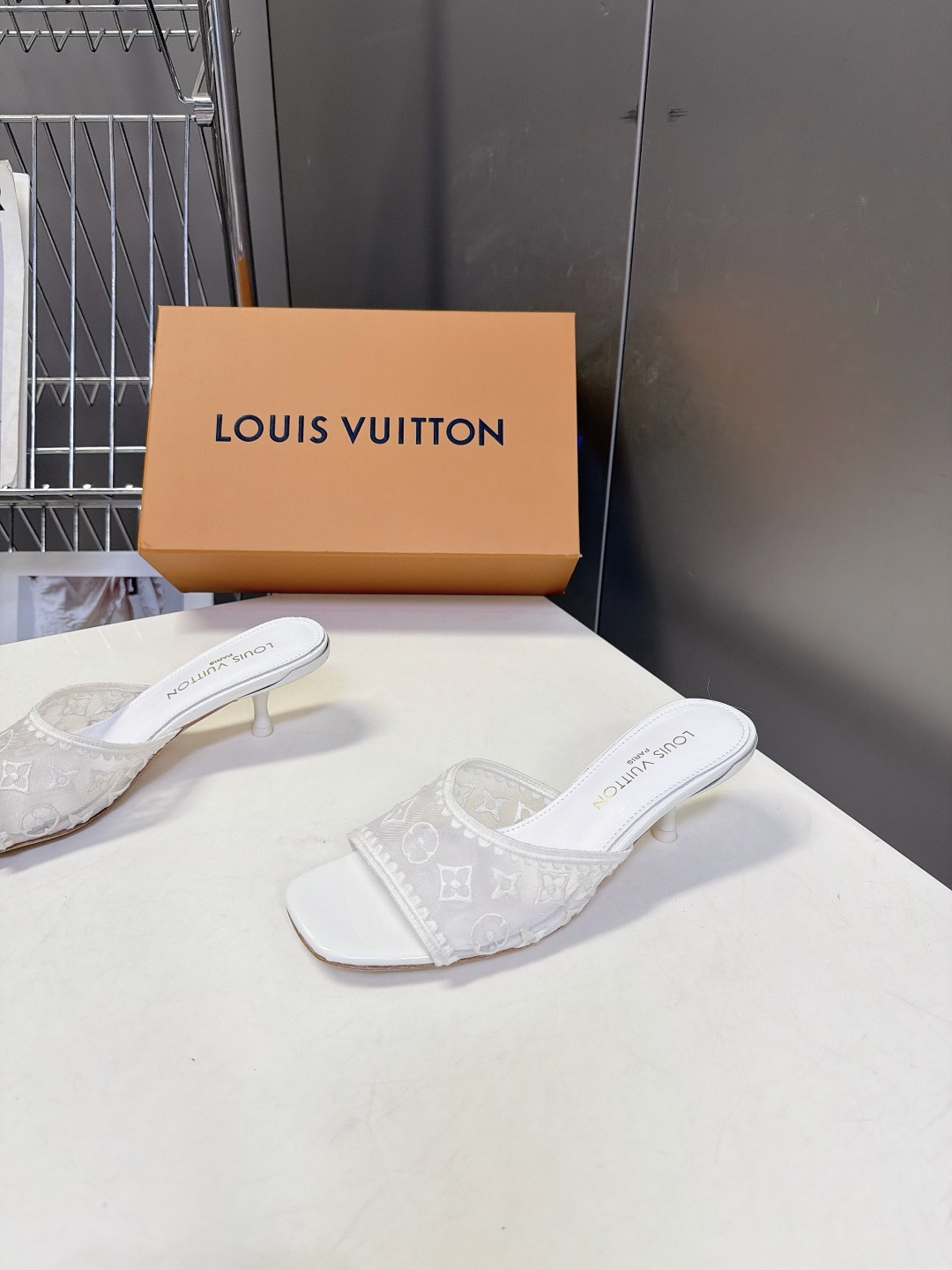 Louis Vuitton路易威登夏季女士网纱刺绣猫跟凉拖 Louis Vuitton路易威登夏季女士网纱刺绣猫跟凉拖