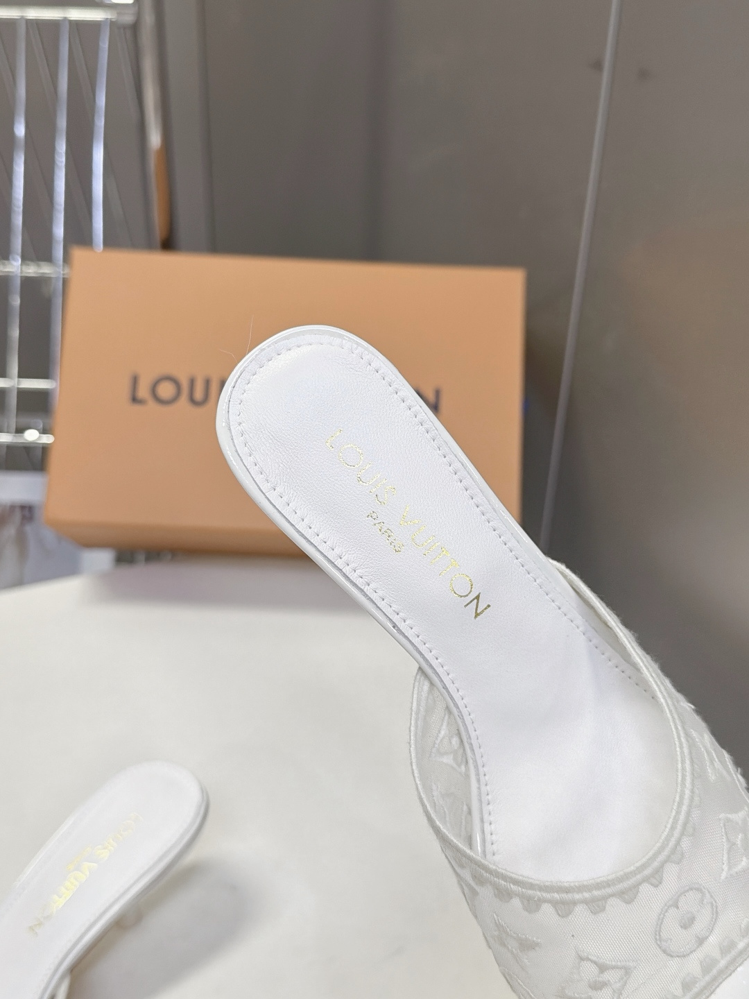 Louis Vuitton路易威登夏季女士网纱刺绣猫跟凉拖 Louis Vuitton路易威登夏季女士网纱刺绣猫跟凉拖