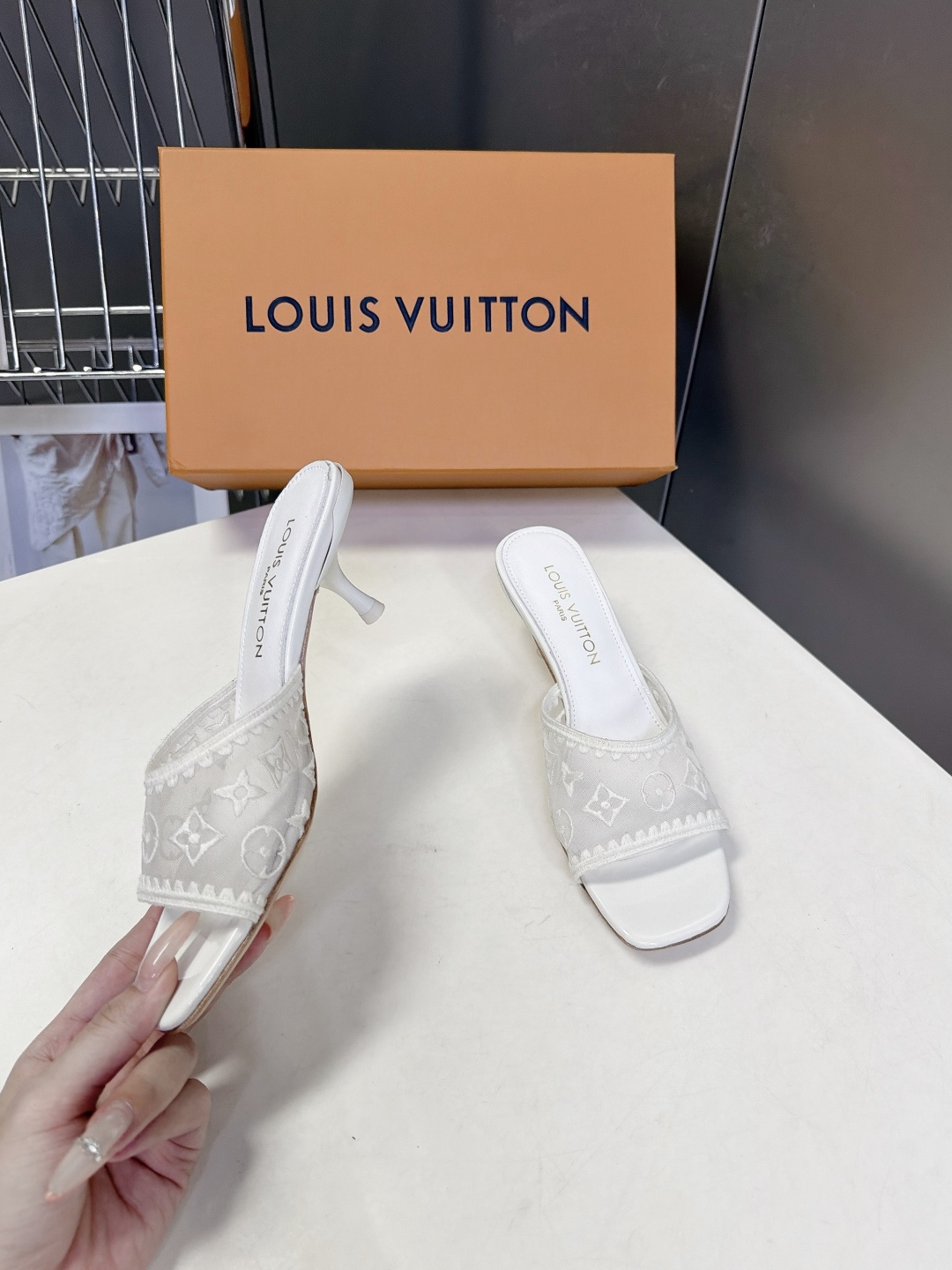 Louis Vuitton路易威登夏季女士网纱刺绣猫跟凉拖 Louis Vuitton路易威登夏季女士网纱刺绣猫跟凉拖