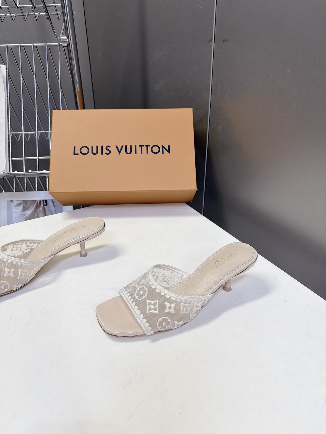 Louis Vuitton路易威登夏季女士网纱刺绣猫跟凉拖 Louis Vuitton路易威登夏季女士网纱刺绣猫跟凉拖