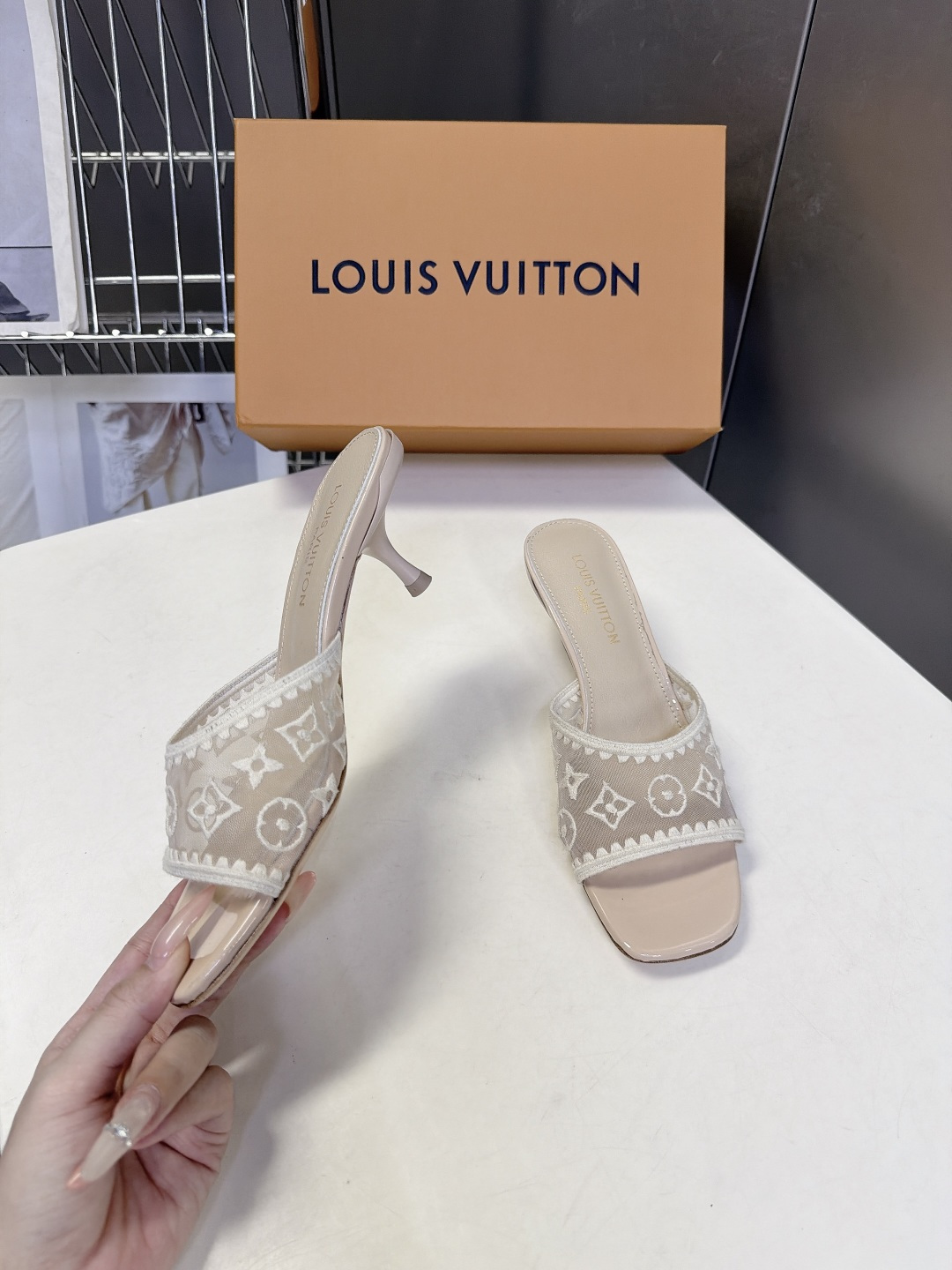Louis Vuitton路易威登夏季女士网纱刺绣猫跟凉拖 Louis Vuitton路易威登夏季女士网纱刺绣猫跟凉拖