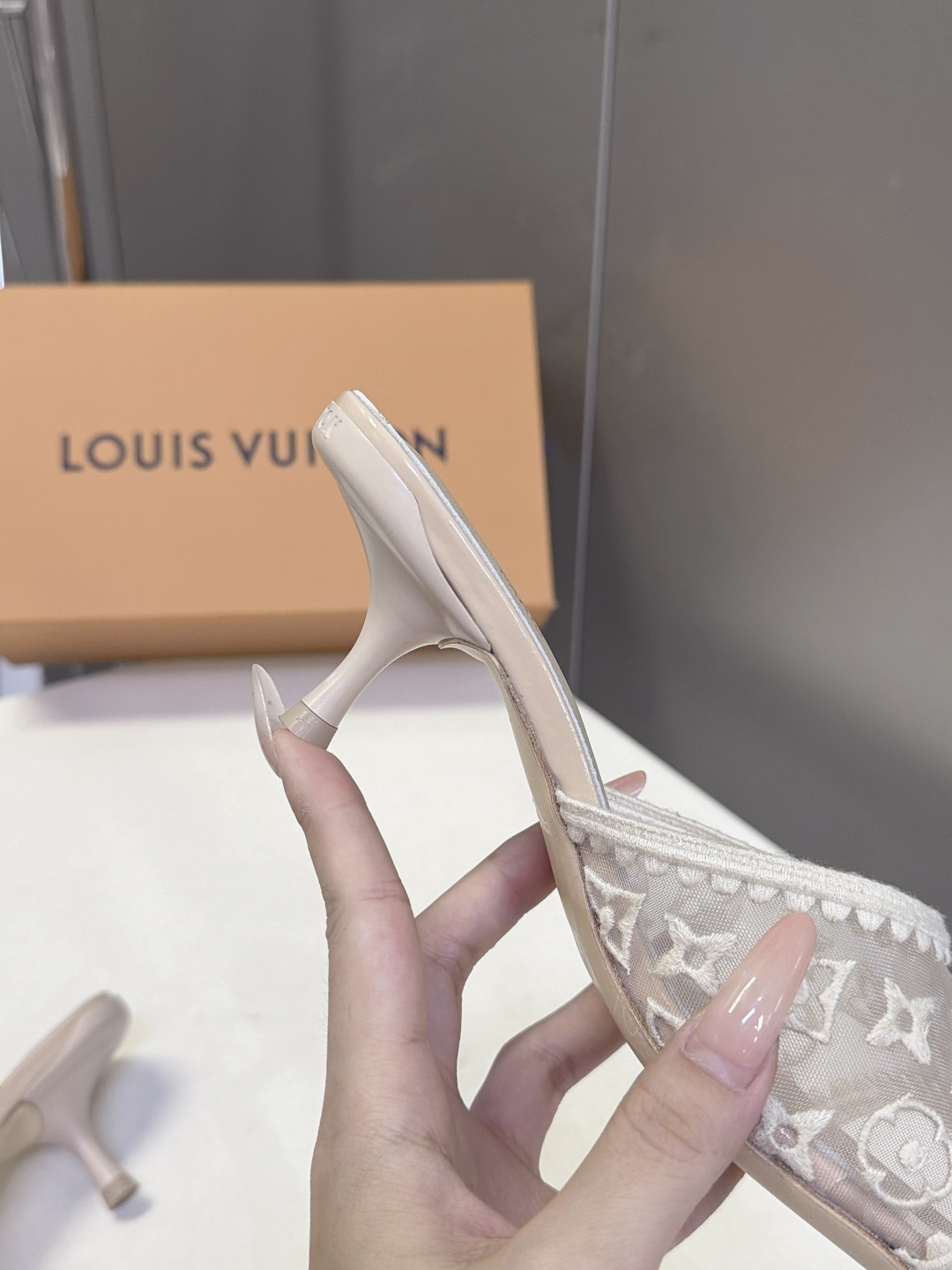 Louis Vuitton路易威登夏季女士网纱刺绣猫跟凉拖 Louis Vuitton路易威登夏季女士网纱刺绣猫跟凉拖