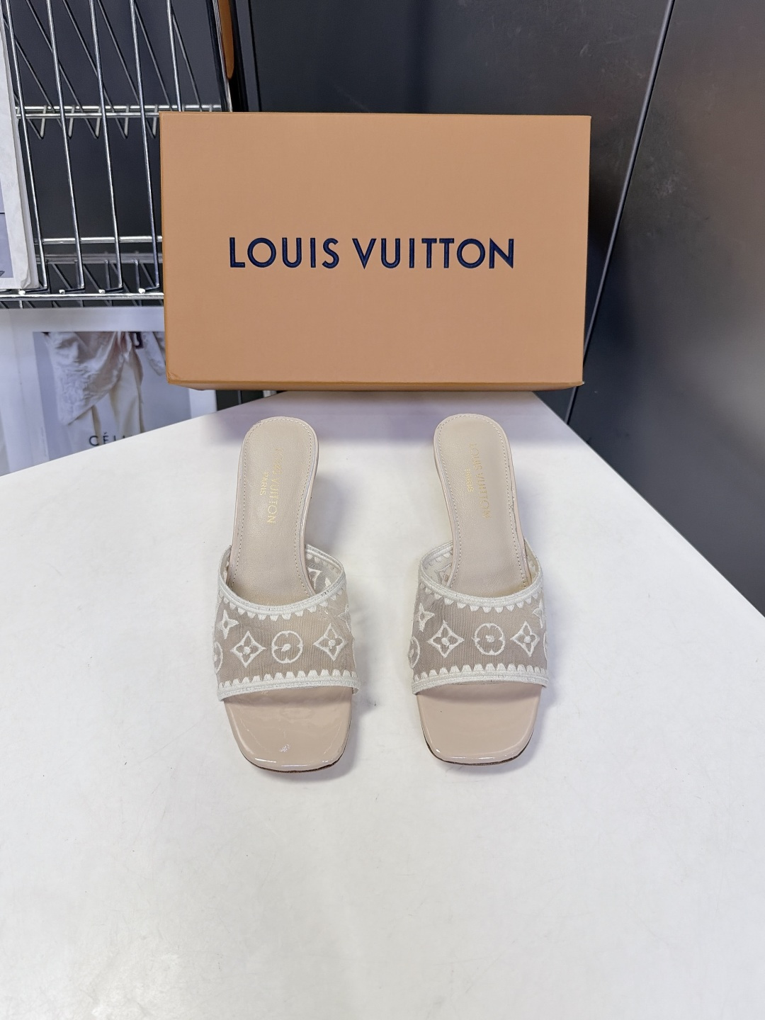 Louis Vuitton路易威登夏季女士网纱刺绣猫跟凉拖 Louis Vuitton路易威登夏季女士网纱刺绣猫跟凉拖