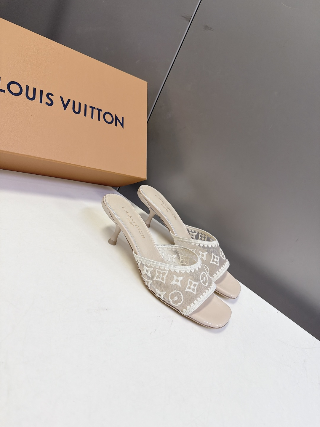 Louis Vuitton路易威登夏季女士网纱刺绣猫跟凉拖 Louis Vuitton路易威登夏季女士网纱刺绣猫跟凉拖