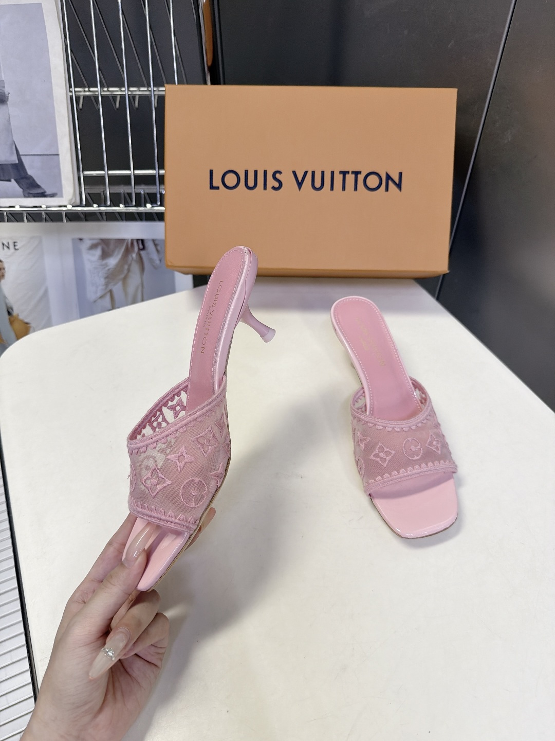 Louis Vuitton路易威登夏季女士网纱刺绣猫跟凉拖 Louis Vuitton路易威登夏季女士网纱刺绣猫跟凉拖