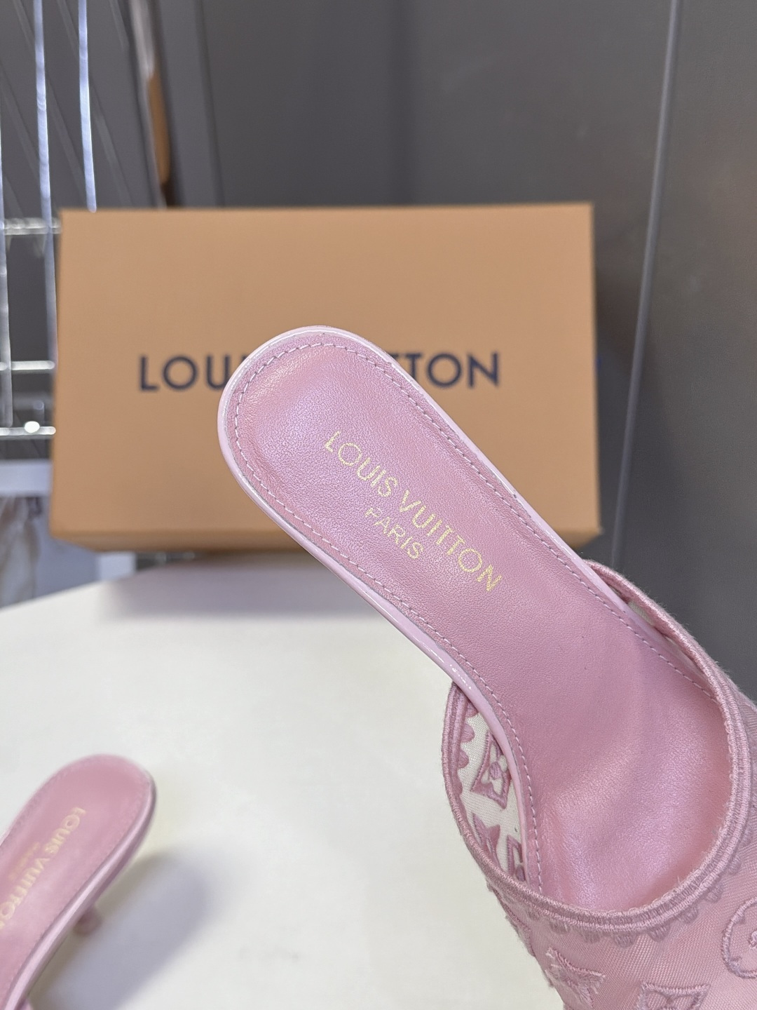 Louis Vuitton路易威登夏季女士网纱刺绣猫跟凉拖 Louis Vuitton路易威登夏季女士网纱刺绣猫跟凉拖