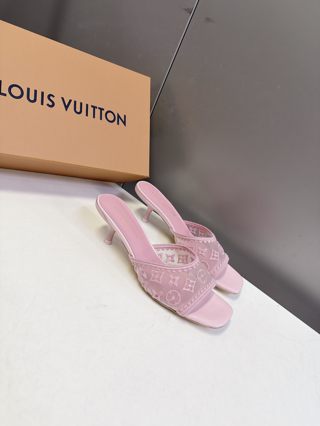 Louis Vuitton路易威登夏季女士网纱刺绣猫跟凉拖 Louis Vuitton路易威登夏季女士网纱刺绣猫跟凉拖