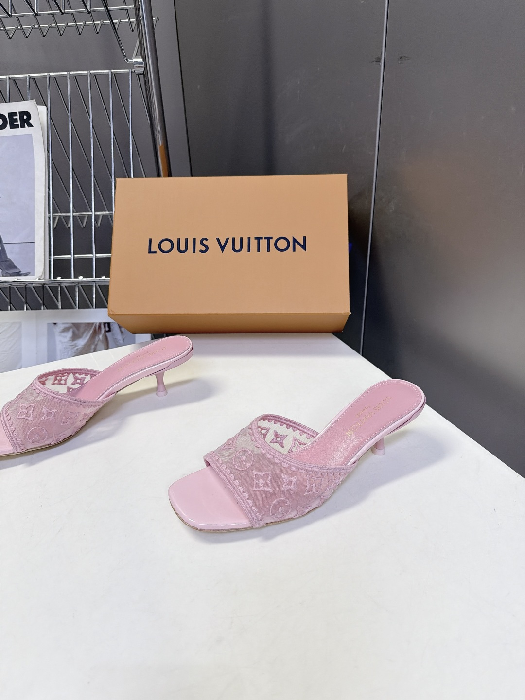 Louis Vuitton路易威登夏季女士网纱刺绣猫跟凉拖 Louis Vuitton路易威登夏季女士网纱刺绣猫跟凉拖