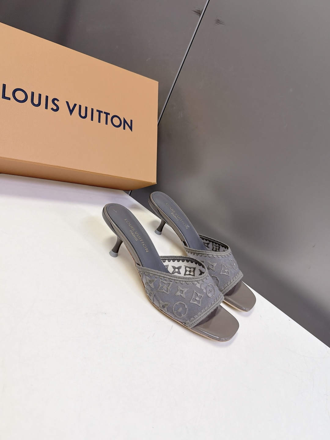 Louis Vuitton路易威登夏季女士网纱刺绣猫跟凉拖 Louis Vuitton路易威登夏季女士网纱刺绣猫跟凉拖