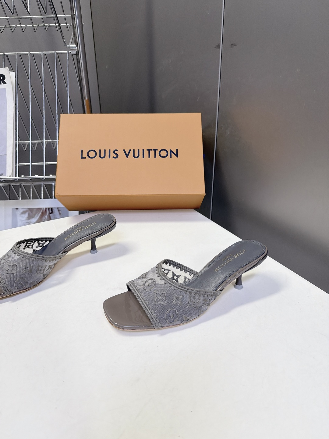 Louis Vuitton路易威登夏季女士网纱刺绣猫跟凉拖 Louis Vuitton路易威登夏季女士网纱刺绣猫跟凉拖
