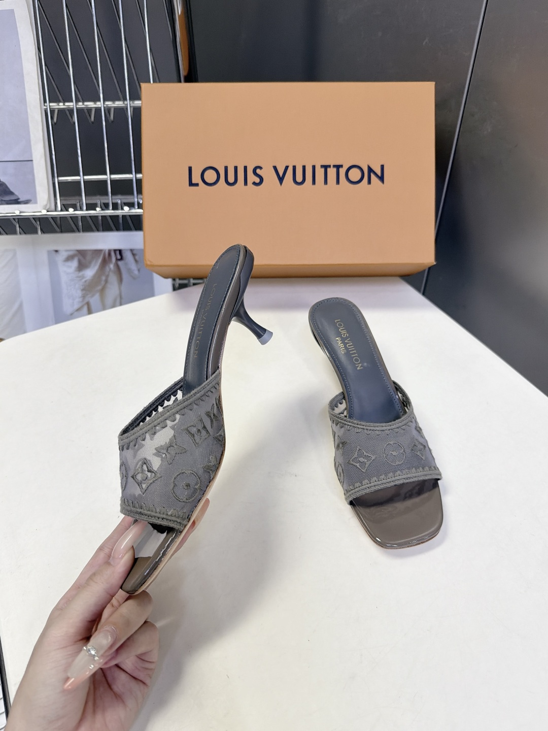 Louis Vuitton路易威登夏季女士网纱刺绣猫跟凉拖 Louis Vuitton路易威登夏季女士网纱刺绣猫跟凉拖