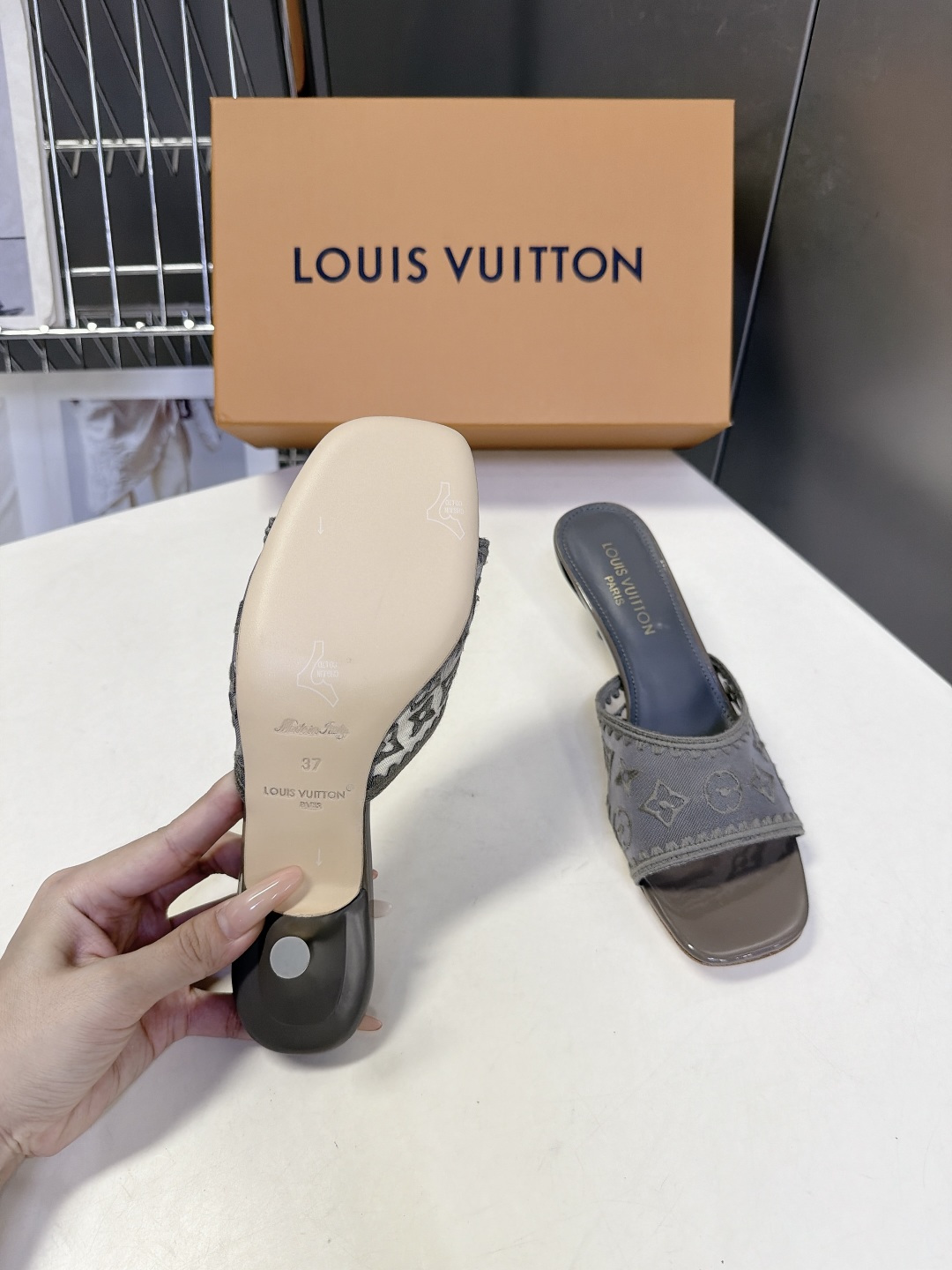 Louis Vuitton路易威登夏季女士网纱刺绣猫跟凉拖 Louis Vuitton路易威登夏季女士网纱刺绣猫跟凉拖