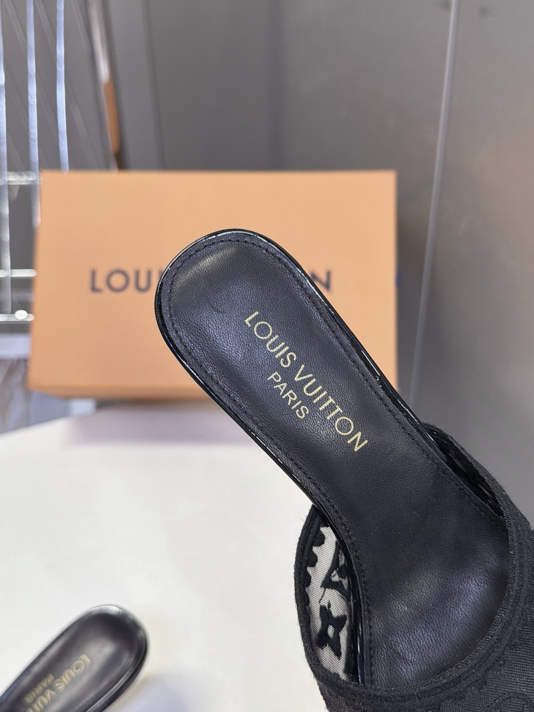 Louis Vuitton路易威登夏季女士网纱刺绣猫跟凉拖                               
