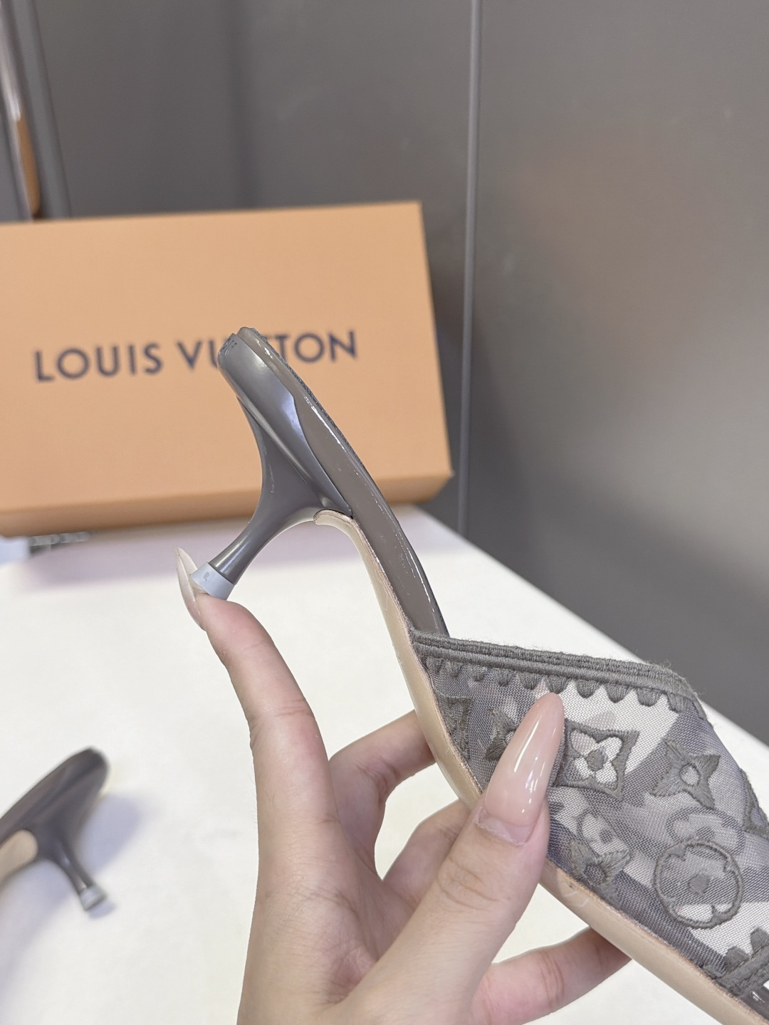 Louis Vuitton路易威登夏季女士网纱刺绣猫跟凉拖 Louis Vuitton路易威登夏季女士网纱刺绣猫跟凉拖