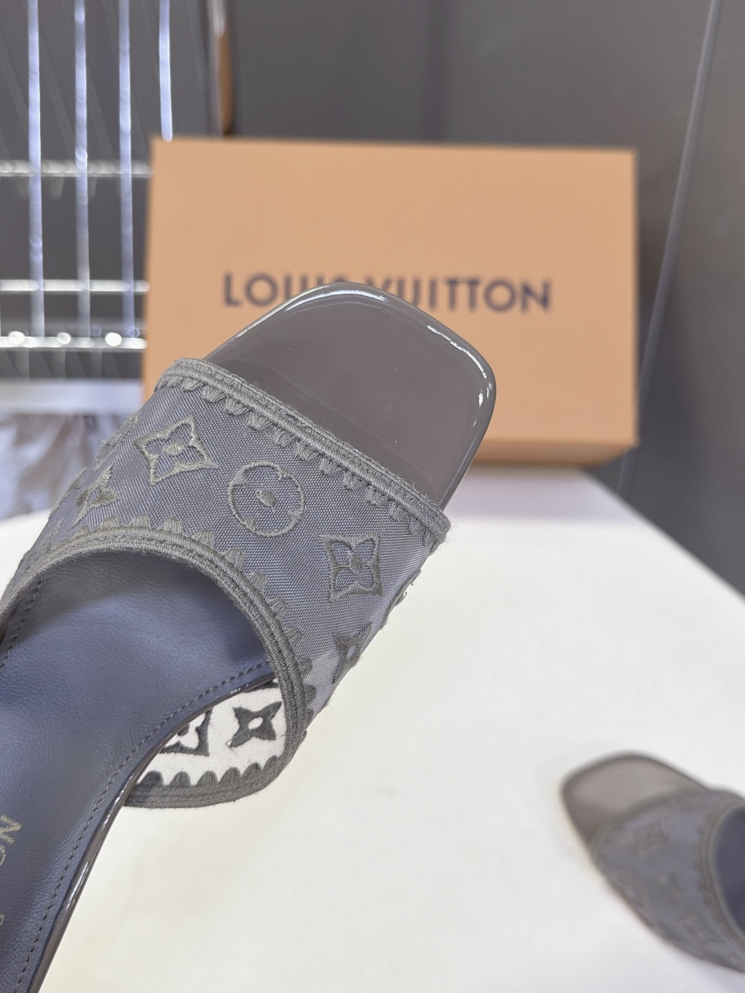 Louis Vuitton路易威登夏季女士网纱刺绣猫跟凉拖 Louis Vuitton路易威登夏季女士网纱刺绣猫跟凉拖