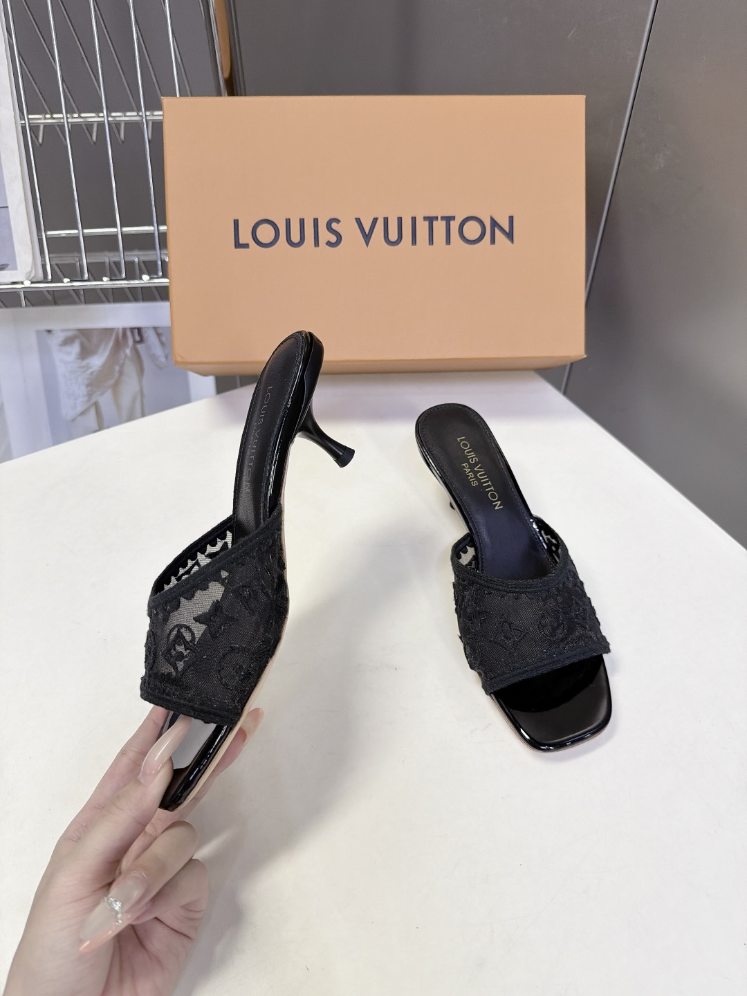 Louis Vuitton路易威登夏季女士网纱刺绣猫跟凉拖                               