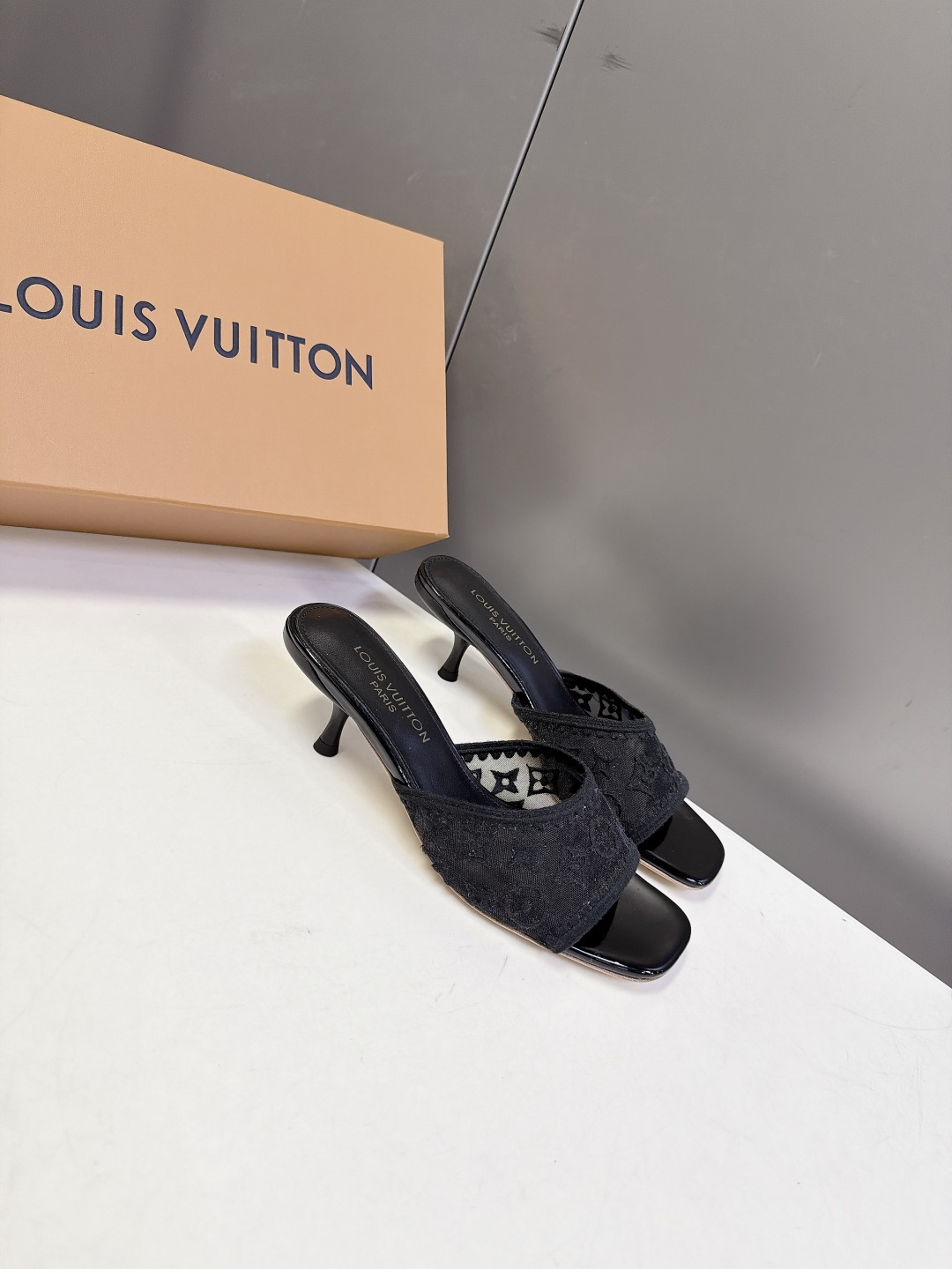 Louis Vuitton路易威登夏季女士网纱刺绣猫跟凉拖                               