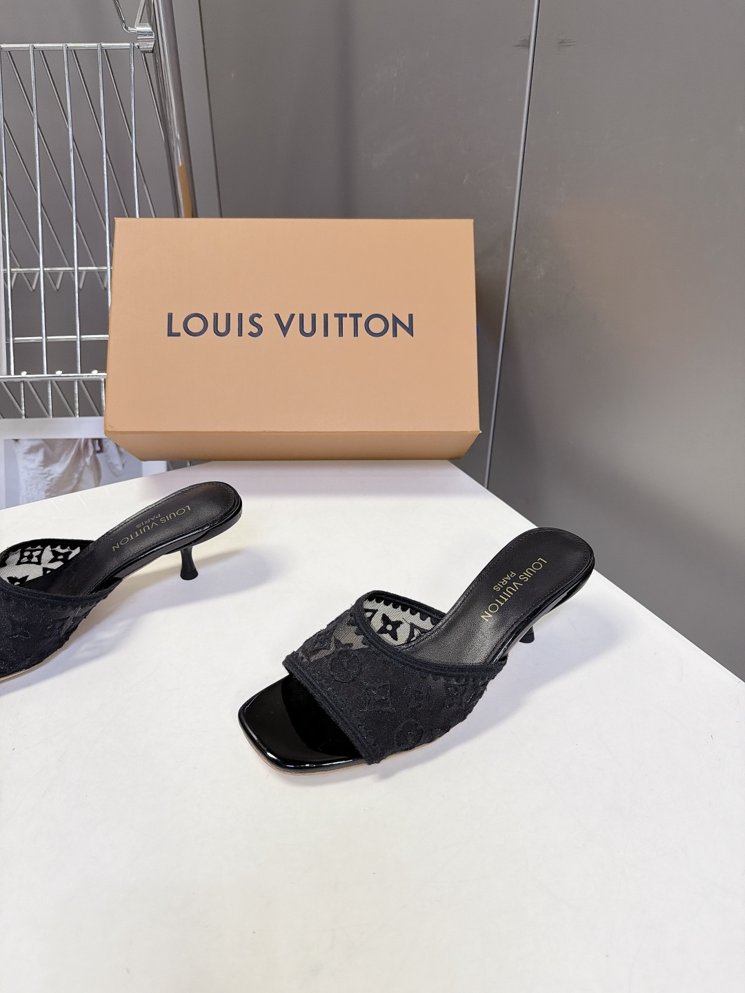 Louis Vuitton路易威登夏季女士网纱刺绣猫跟凉拖                               