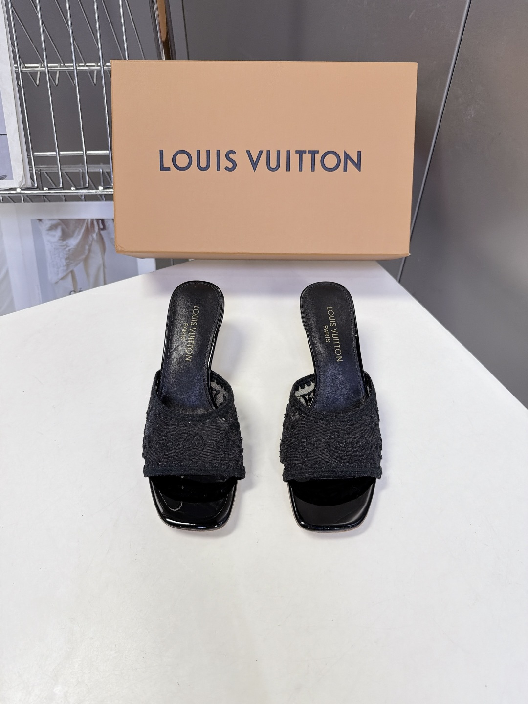 Louis Vuitton路易威登夏季女士网纱刺绣猫跟凉拖 Louis Vuitton路易威登夏季女士网纱刺绣猫跟凉拖